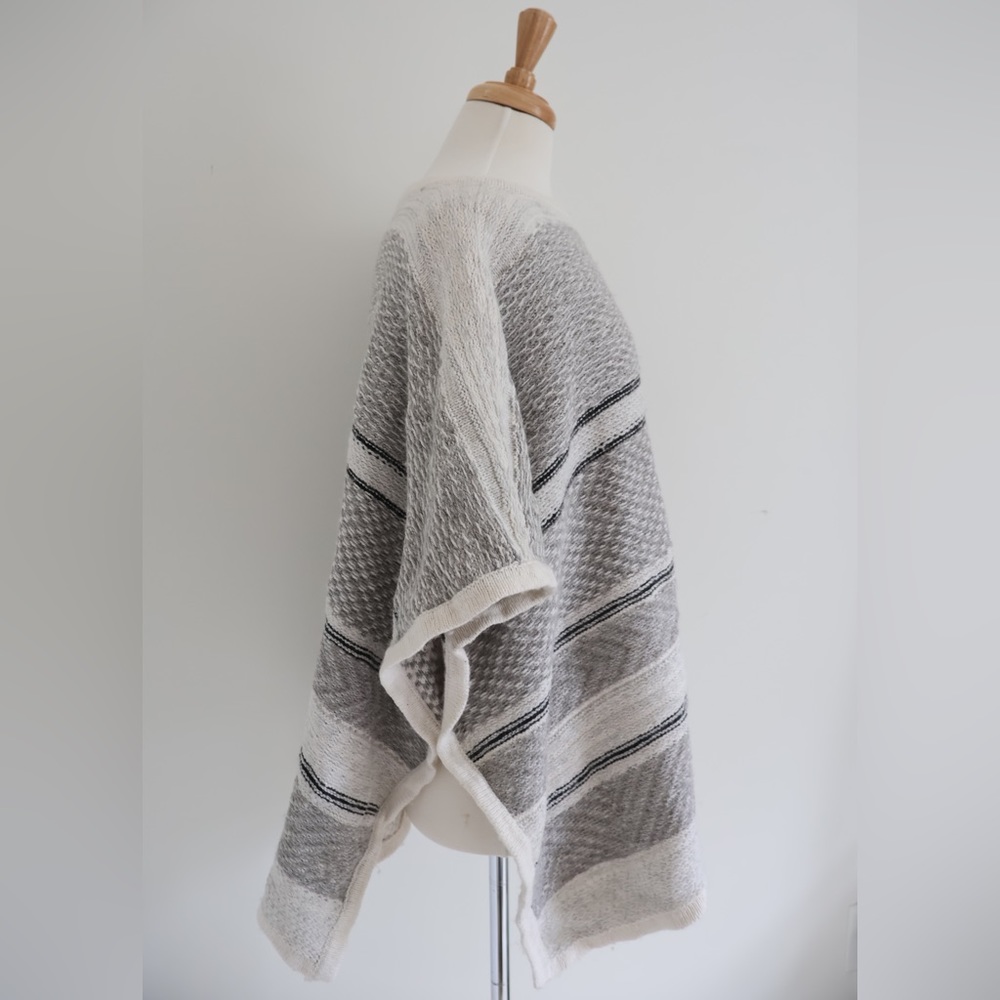 LOFT Cotton/Wool Gray and Off-White Cape Medium/Large (M/L) - Picture 2 of 7
